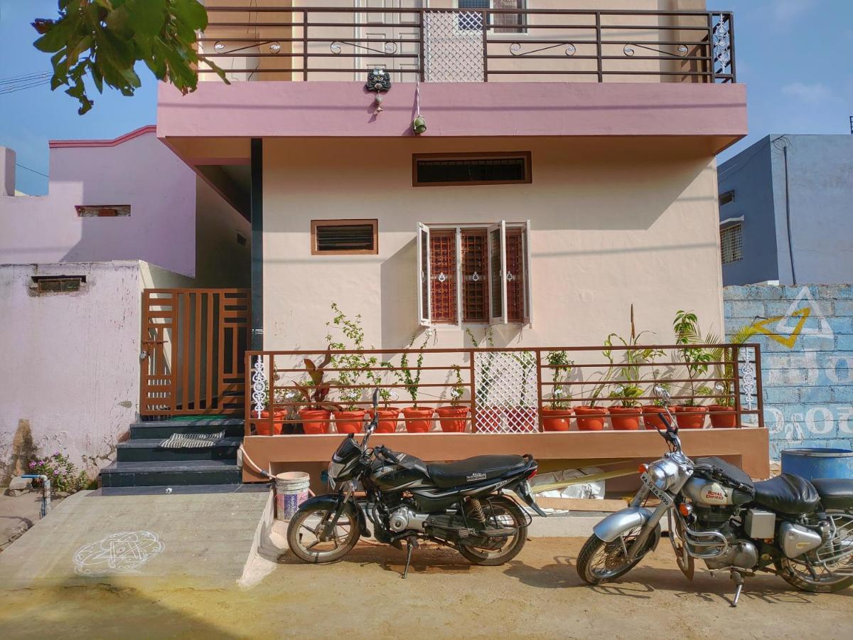 Vijayanagara Home Stay Хампи Экстерьер фото
